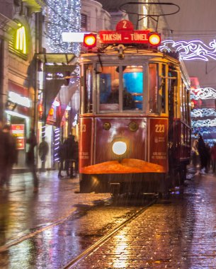 İSTANBUL, TURKEY - 30 HAZİRAN 2016: İstanbul, Taksim 'deki Istiklal Caddesi' nin tramvayının altından görüş. Tramvay, İstanbul 'un sembolü