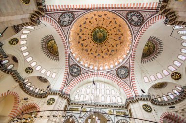 ISTANBUL, TURKEY - 6 Ağustos 2016: Süleyman Camii 'nin İçi (Süleyman Camii) İstanbul, Türkiye' deki 16. yüzyıldan kalma bir camidir.