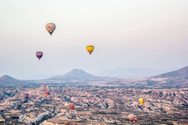 GOREME, TURKEY - 20 Temmuz 2016: Kapadokya 'da sıcak hava balonları uçuyor