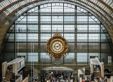 PARIS, FRANCE- 18 AĞUSTOS 2014; D 'orsay, Fransa' nın Paris kentinde, Seine nehrinin sol kıyısında bir müzedir. 1898 ve 1900 yılları arasında inşa edilmiş bir Beaux-Arts tren istasyonu olan eski Gare d 'Orsay' de yer almaktadır..