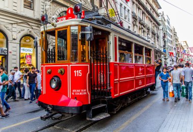 İSTANBUL - 10 Eylül 2016 akşamı İstanbul, Türkiye 'de Taksim İstiklal Caddesi. Taksim Istiklal Caddesi popüler bir turizm merkezi. Taksim Meydanı 'nda kırmızı tramvay var..