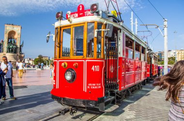 İSTANBUL - 10 Eylül 2016 akşamı İstanbul, Türkiye 'de Taksim İstiklal Caddesi. Taksim Istiklal Caddesi popüler bir turizm merkezi. Taksim Meydanı 'nda kırmızı tramvay var..