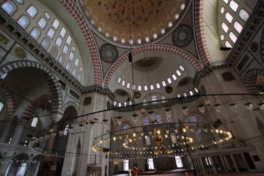 ISTANBUL, TURKEY - 6 Ağustos 2016: Süleyman Camii 'nin İçi (Süleyman Camii) İstanbul, Türkiye' deki 16. yüzyıldan kalma bir camidir.