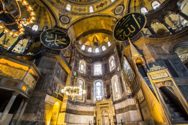 İSTANBUL, TURKEY - 23 Nisan 2016; Ayasofya eski bir Rum Ortodoks Hıristiyan ataerkil bazilikası (kilise), daha sonra bir imparatorluk camisi ve şimdi de İstanbul, Türkiye 'de bir müze..