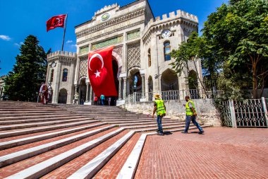 İSTANBUL, TURKEY - 6 Ağustos 2016: İstanbul Üniversitesi 'nin Beyazit Meydanı, İstanbul, Türkiye' de büyük Türk bayrağı taşıyan kemerli tarihi geçidi
