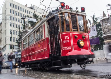 İSTANBUL, TURKEY - 30 HAZİRAN 2016: İstanbul, Taksim 'deki Istiklal Caddesi' nin tramvayının altından görüş. Tramvay, İstanbul 'un sembolü