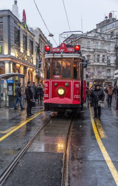 İSTANBUL, TURKEY - 30 HAZİRAN 2016: İstanbul, Taksim 'deki Istiklal Caddesi' nin tramvayının altından görüş. Tramvay, İstanbul 'un sembolü