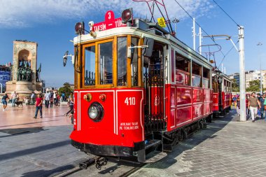 İSTANBUL - 10 Eylül 2016 akşamı İstanbul, Türkiye 'de Taksim İstiklal Caddesi. Taksim Istiklal Caddesi popüler bir turizm merkezi. Taksim Meydanı 'nda kırmızı tramvay var..
