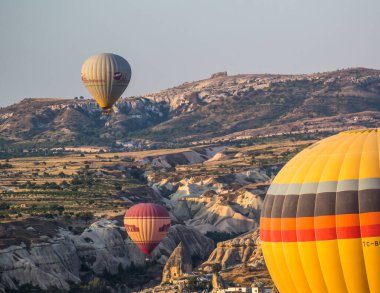 GOREME, TURKEY - 20 Temmuz 2016: Kapadokya 'da sıcak hava balonları uçuyor