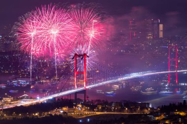 İSTANBUL, Turkey. İstanbul 'da 2020 Yılbaşı kutlamaları. İstanbul Boğazı Köprüsü (15 Temmuz Şehitler Köprüsü) ile havai fişek gösterisi. Camlica Tepesi çok güzel bir manzara Uskudar, İstanbul saat 00: 00
