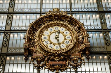 PARIS, FRANCE- 18 AĞUSTOS 2014; D 'orsay, Fransa' nın Paris kentinde, Seine nehrinin sol kıyısında bir müzedir. 1898 ve 1900 yılları arasında inşa edilmiş bir Beaux-Arts tren istasyonu olan eski Gare d 'Orsay' de yer almaktadır..