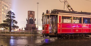 İSTANBUL, TURKEY - 30 HAZİRAN 2016: İstanbul, Taksim 'deki Istiklal Caddesi' nin tramvayının altından görüş. Tramvay, İstanbul 'un sembolü