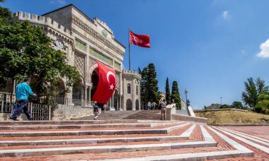İSTANBUL, TURKEY - 6 Ağustos 2016: İstanbul Üniversitesi 'nin Beyazit Meydanı, İstanbul, Türkiye' de büyük Türk bayrağı taşıyan kemerli tarihi geçidi