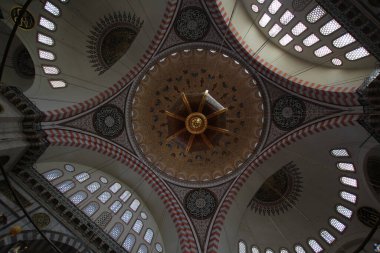 ISTANBUL, TURKEY - 6 Ağustos 2016: Süleyman Camii 'nin İçi (Süleyman Camii) İstanbul, Türkiye' deki 16. yüzyıldan kalma bir camidir.