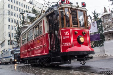 İSTANBUL, TURKEY - 30 HAZİRAN 2016: İstanbul, Taksim 'deki Istiklal Caddesi' nin tramvayının altından görüş. Tramvay, İstanbul 'un sembolü