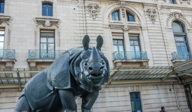 PARIS, FRANCE- 18 AĞUSTOS 2014; D 'orsay, Fransa' nın Paris kentinde, Seine nehrinin sol kıyısında bir müzedir. 1898 ve 1900 yılları arasında inşa edilmiş bir Beaux-Arts tren istasyonu olan eski Gare d 'Orsay' de yer almaktadır..