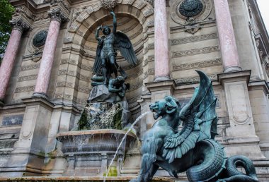 PARIS, FRANCE- 17 AĞUSTOS; Fontaine Saint-Michel, Paris 'in beşinci arrondissement bölgesinde yer alan anıtsal bir çeşmedir..