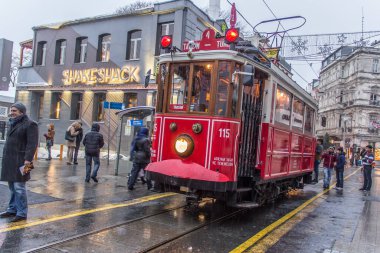 İSTANBUL, TURKEY - 30 HAZİRAN 2016: İstanbul, Taksim 'deki Istiklal Caddesi' nin tramvayının altından görüş. Tramvay, İstanbul 'un sembolü