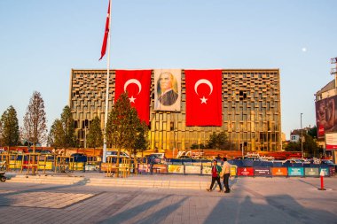 ISTANBUL, TURKEY - 19 Mayıs 2016; Taksim Atatürk Kültür Merkezi İstanbul 'daki Taksim Meydanı' ndan iki hindi bayrağı ve atark resmi üzerine