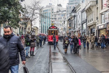 İSTANBUL, TURKEY - 30 HAZİRAN 2016: İstanbul, Taksim 'deki Istiklal Caddesi' nin tramvayının altından görüş. Tramvay, İstanbul 'un sembolü