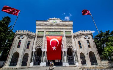 İSTANBUL, TURKEY - 6 Ağustos 2016: İstanbul Üniversitesi 'nin Beyazit Meydanı, İstanbul, Türkiye' de büyük Türk bayrağı taşıyan kemerli tarihi geçidi