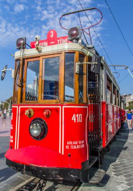 İSTANBUL - 10 Eylül 2016 akşamı İstanbul, Türkiye 'de Taksim İstiklal Caddesi. Taksim Istiklal Caddesi popüler bir turizm merkezi. Taksim Meydanı 'nda kırmızı tramvay var..