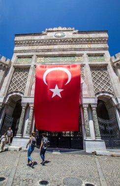 İSTANBUL, TURKEY - 6 Ağustos 2016: İstanbul Üniversitesi 'nin Beyazit Meydanı, İstanbul, Türkiye' de büyük Türk bayrağı taşıyan kemerli tarihi geçidi