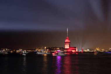 İstanbul Uskudar Havai fişekleri, Türkiye Cumhuriyeti Günü kutlamaları sırasında Maiden 's Tower (Türkçe: 29 Ekim Cumhuriyet Bayrami) 29 Ekim' de İstanbul, Türkiye 'de