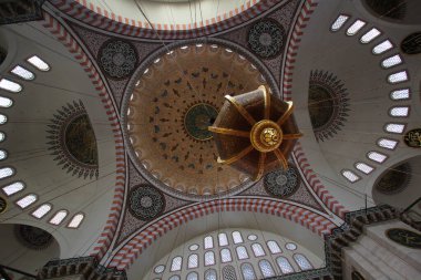 ISTANBUL, TURKEY - 6 Ağustos 2016: Süleyman Camii 'nin İçi (Süleyman Camii) İstanbul, Türkiye' deki 16. yüzyıldan kalma bir camidir.