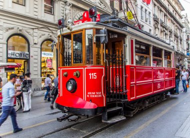 İSTANBUL - 10 Eylül 2016 akşamı İstanbul, Türkiye 'de Taksim İstiklal Caddesi. Taksim Istiklal Caddesi popüler bir turizm merkezi. Taksim Meydanı 'nda kırmızı tramvay var..