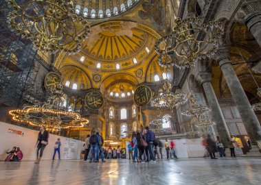 İSTANBUL, TURKEY - 23 Nisan 2016; Ayasofya eski bir Rum Ortodoks Hıristiyan ataerkil bazilikası (kilise), daha sonra bir imparatorluk camisi ve şimdi de İstanbul, Türkiye 'de bir müze..