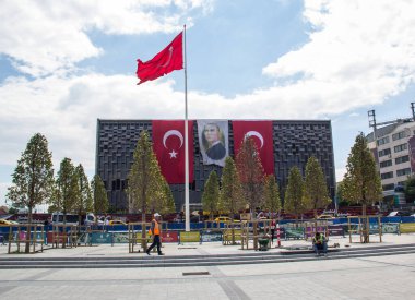 ISTANBUL, TURKEY - 19 Mayıs 2016; Taksim Atatürk Kültür Merkezi İstanbul 'daki Taksim Meydanı' ndan iki hindi bayrağı ve atark resmi üzerine