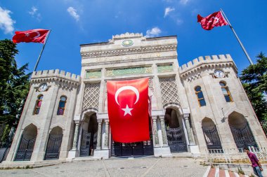 İSTANBUL, TURKEY - 6 Ağustos 2016: İstanbul Üniversitesi 'nin Beyazit Meydanı, İstanbul, Türkiye' de büyük Türk bayrağı taşıyan kemerli tarihi geçidi