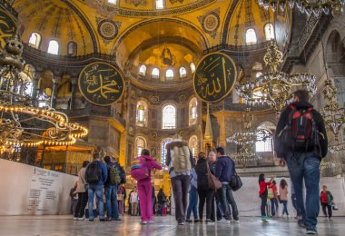 İSTANBUL, TURKEY - 23 Nisan 2016; Ayasofya eski bir Rum Ortodoks Hıristiyan ataerkil bazilikası (kilise), daha sonra bir imparatorluk camisi ve şimdi de İstanbul, Türkiye 'de bir müze..
