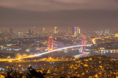 İSTANBUL, Turkey. İstanbul 'da 2020 Yılbaşı kutlamaları. İstanbul Boğazı Köprüsü (15 Temmuz Şehitler Köprüsü) ile havai fişek gösterisi. Camlica Tepesi çok güzel bir manzara Uskudar, İstanbul saat 00: 00