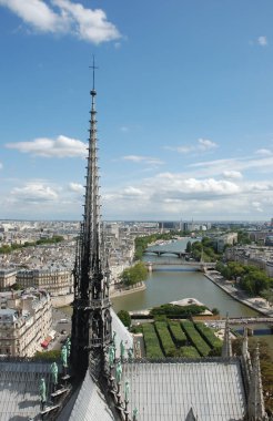 PARIS, FRANCE- 18 AĞUSTOS 2014; Notre Dame Katedrali 'nden görüş tüm Paris' i görebilir