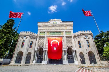 İSTANBUL, TURKEY - 6 Ağustos 2016: İstanbul Üniversitesi 'nin Beyazit Meydanı, İstanbul, Türkiye' de büyük Türk bayrağı taşıyan kemerli tarihi geçidi