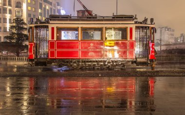 İSTANBUL, TURKEY - 30 HAZİRAN 2016: İstanbul, Taksim 'deki Istiklal Caddesi' nin tramvayının altından görüş. Tramvay, İstanbul 'un sembolü