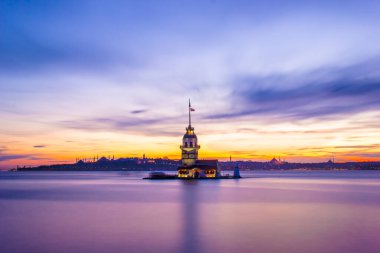 İstanbul 'daki Bakire Kulesi Uskudar' dan güzel renkli günbatımı (Türkçe: Kiz Kulesi). İstanbul sembolü. Romantik İstanbul Günbatımı manzarası. İstanbul Boğazı ve Bakire Kulesi Türkiye 'yi inanılmaz aydınlatıyor