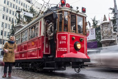 İSTANBUL, TURKEY - 30 HAZİRAN 2016: İstanbul, Taksim 'deki Istiklal Caddesi' nin tramvayının altından görüş. Tramvay, İstanbul 'un sembolü