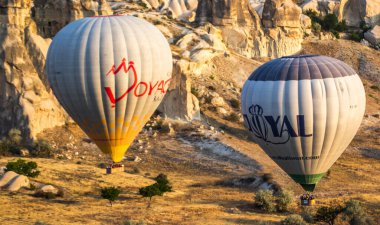 GOREME, TURKEY - 20 Temmuz 2016: Kapadokya 'da sıcak hava balonları uçuyor