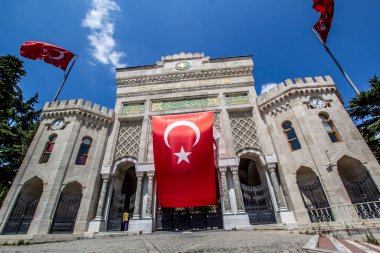 İSTANBUL, TURKEY - 6 Ağustos 2016: İstanbul Üniversitesi 'nin Beyazit Meydanı, İstanbul, Türkiye' de büyük Türk bayrağı taşıyan kemerli tarihi geçidi