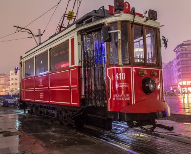 İSTANBUL, TURKEY - 30 HAZİRAN 2016: İstanbul, Taksim 'deki Istiklal Caddesi' nin tramvayının altından görüş. Tramvay, İstanbul 'un sembolü