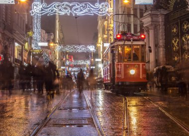 İSTANBUL, TURKEY - 30 HAZİRAN 2016: İstanbul, Taksim 'deki Istiklal Caddesi' nin tramvayının altından görüş. Tramvay, İstanbul 'un sembolü