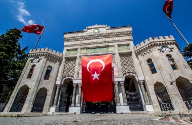İSTANBUL, TURKEY - 6 Ağustos 2016: İstanbul Üniversitesi 'nin Beyazit Meydanı, İstanbul, Türkiye' de büyük Türk bayrağı taşıyan kemerli tarihi geçidi
