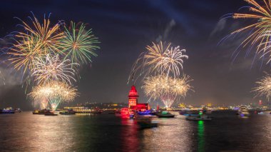 İstanbul Uskudar Havai fişekleri, Türkiye Cumhuriyeti Günü kutlamaları sırasında Maiden 's Tower (Türkçe: 29 Ekim Cumhuriyet Bayrami) 29 Ekim' de İstanbul, Türkiye 'de