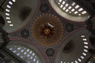 ISTANBUL, TURKEY - 6 Ağustos 2016: Süleyman Camii 'nin İçi (Süleyman Camii) İstanbul, Türkiye' deki 16. yüzyıldan kalma bir camidir.