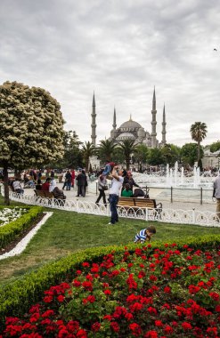 İstanbul, Taksim / Türkiye - 7 Nisan 2018: Güzel renkli laleler, Taksim Meydanı, Beyoğlu, İstanbul 'da şehir peyzajı. İstanbul Nisan 'daki lale Festivali sırasında lalelerle kaplı.