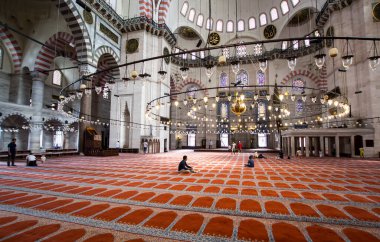 ISTANBUL, TURKEY - 6 Ağustos 2016: Süleyman Camii 'nin İçi (Süleyman Camii) İstanbul, Türkiye' deki 16. yüzyıldan kalma bir camidir.