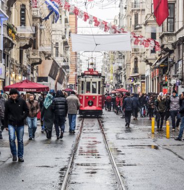 İSTANBUL, TURKEY - 30 HAZİRAN 2016: İstanbul, Taksim 'deki Istiklal Caddesi' nin tramvayının altından görüş. Tramvay, İstanbul 'un sembolü
